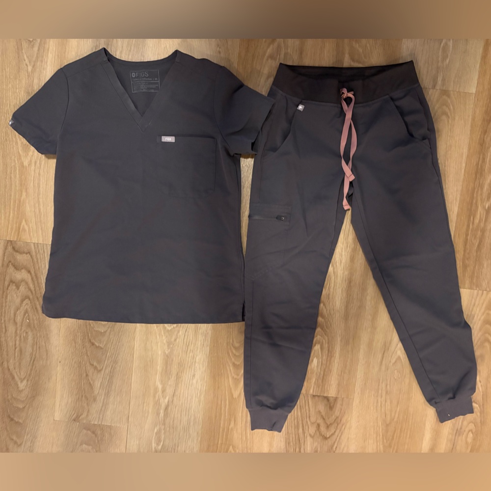 FIGS Scrubs Charcoal XS/XXSP Set